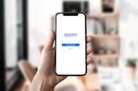 【2025年版】Zoom無料版の時間制限は？有料版との違い・できることを徹底比較